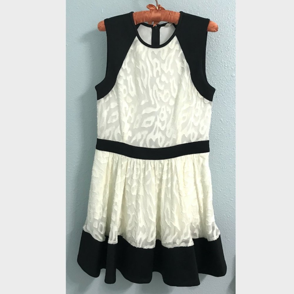 Black and white patterned dress w pockets, size 10